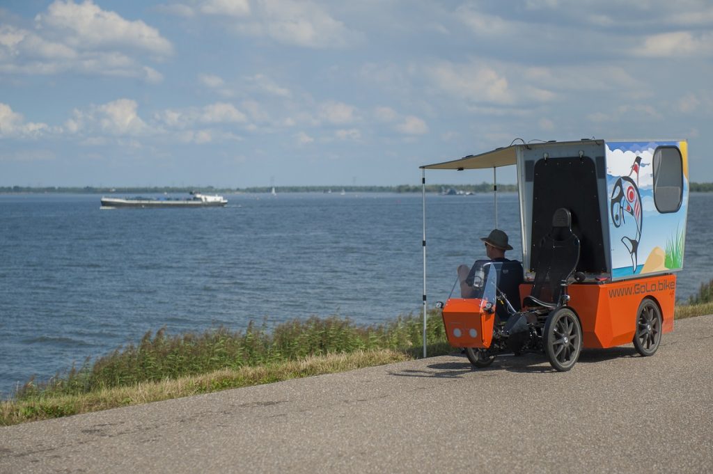 La bicicleta camper con energía solar ofrece un viaje cómodo y sustentable