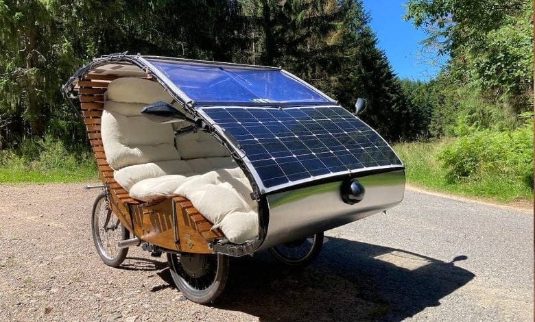 Ingeniero jubilado crea un coche solar biplaza hecho con dos bicicletas eléctricas