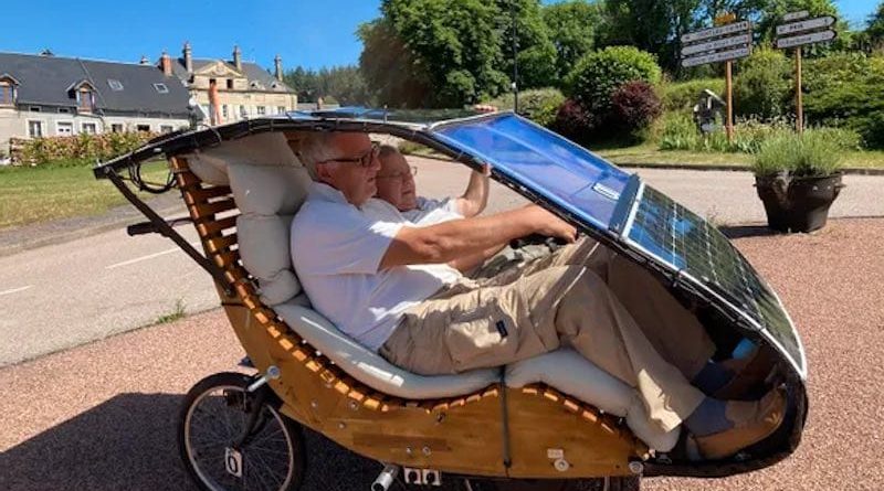 Ingeniero jubilado crea un coche solar biplaza hecho con dos bicicletas eléctricas