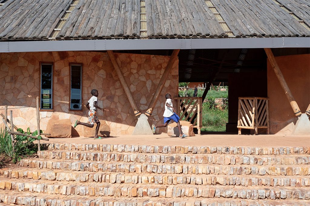 Conoce la escuela construida íntegramente con bolsas de tierra y materiales naturales