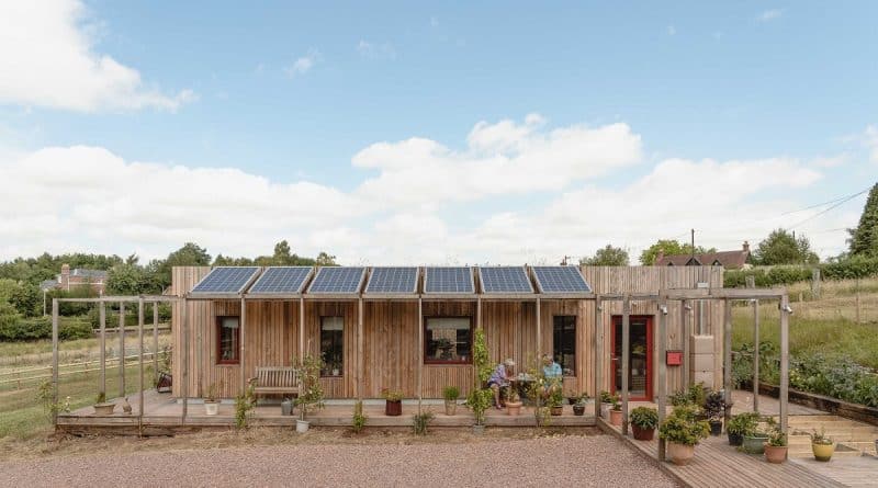 , Estudiantes construyen casa sustentable de madera, es modular y desmontable