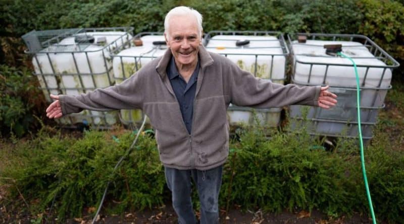 Jubilado inventa una solución que almacena agua de lluvia desde 1976 para afrontar la sequía