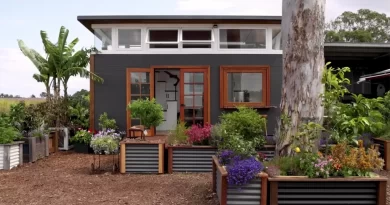 Una pareja construye una casa contenedor ecológica reutilizando materiales