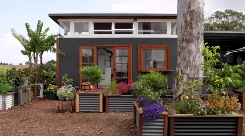 Una pareja construye una casa contenedor ecológica reutilizando materiales